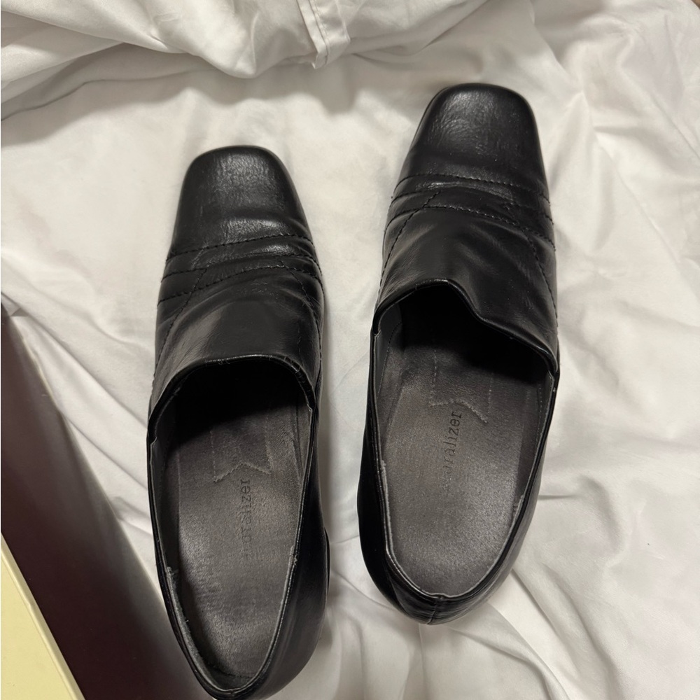 Naturalizer Black Leather Loafers – Classic Comfortable Slip‑On Shoes